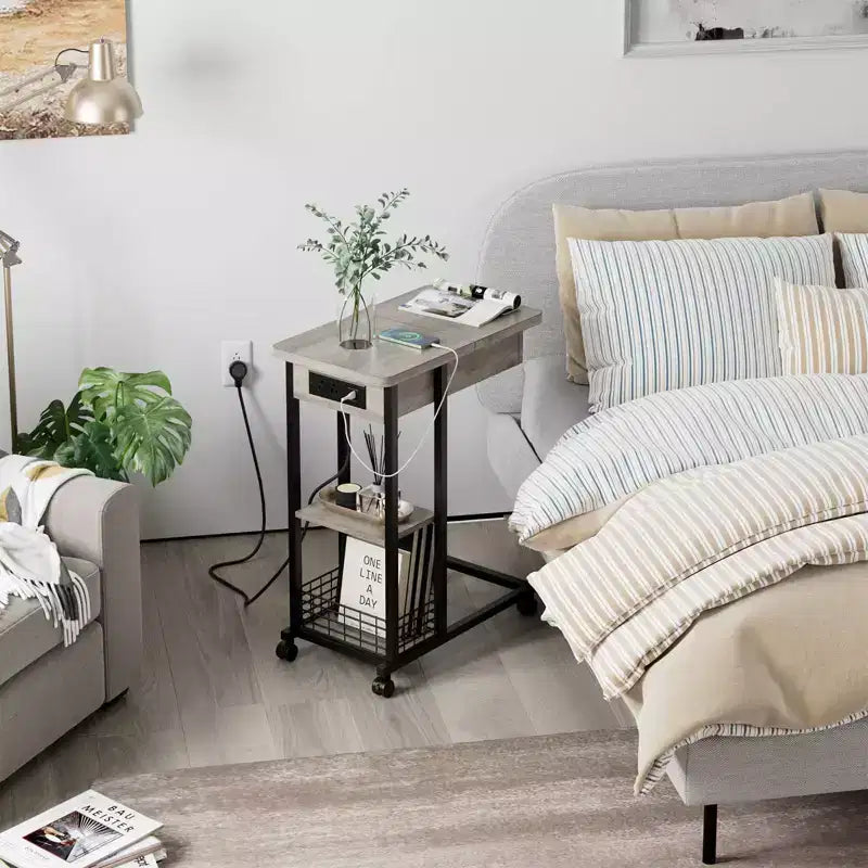 Table d'appoint en forme de C avec station de charge, Table d'appoint de canapé rabattable avec ports USB et prises, Table d'appoint étroite avec étagère de rangement à 3 niveaux - Gris
