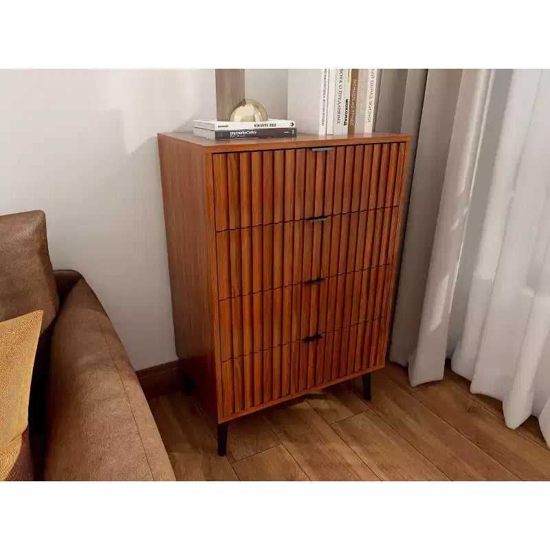 Commode à 6 tiroirs Okak avec poignées dorées et pieds en acier, grands tiroirs spacieux, meuble de rangement élégant pour l'organisation de la maison
