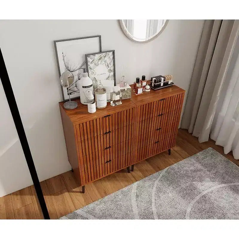 Commode à 6 tiroirs Okak avec poignées dorées et pieds en acier, grands tiroirs spacieux, meuble de rangement élégant pour l'organisation de la maison