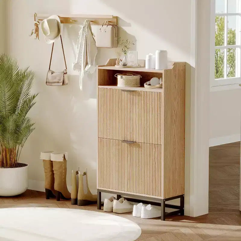 Meuble à chaussures cannelé avec 2 tiroirs basculants et étagère ouverte, organisateur de rangement moderne pour entrée, 44 po, étagère à chaussures en bois avec poignées dorées pour couloir et hall d'entrée