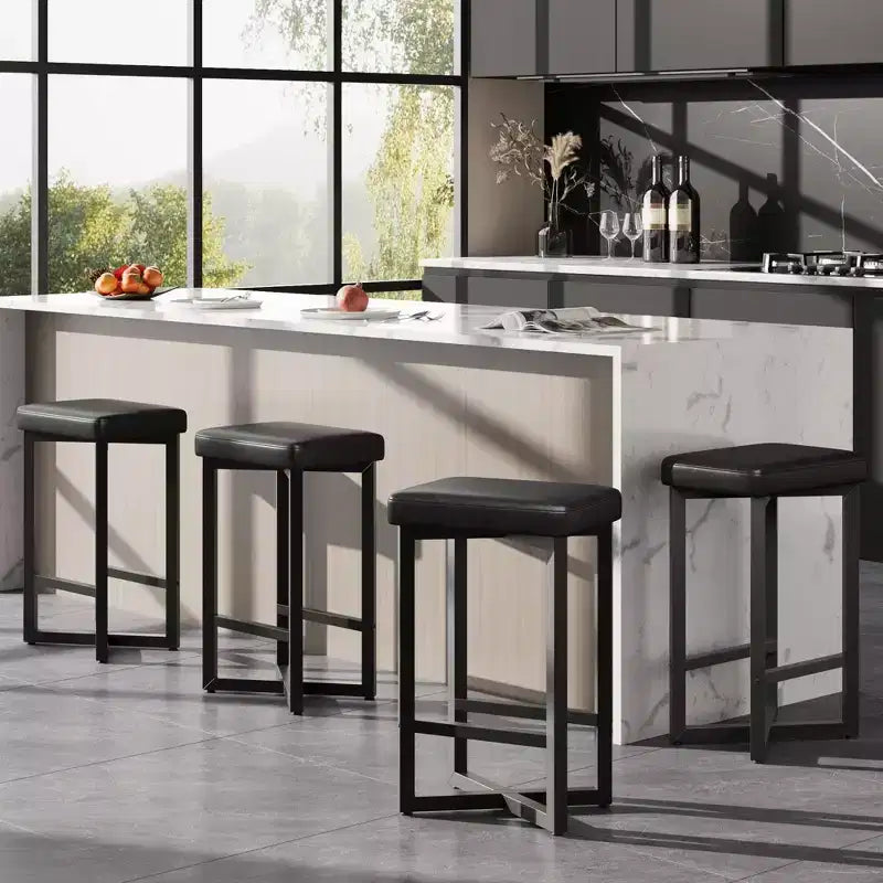 Lot de 4 tabourets de bar simplifiés noirs au design épuré, construction durable, assise confortable, peu encombrant et apparence élégante.