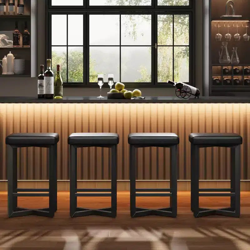 Lot de 4 tabourets de bar simplifiés noirs au design épuré, construction durable, assise confortable, peu encombrant et apparence élégante.