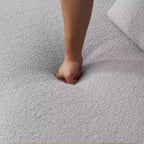 Canapé courbé quatre places en éponge à compression intégrale, tissu velours Teddy, canapé compact sans assemblage pour petits espaces et appartements