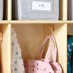 Range-chaussures en bois à 10 compartiments Guidecraft EdQ pour salle de classe, organisateur de casiers en bois naturel pour enfants avec étagères et crochets pour manteaux