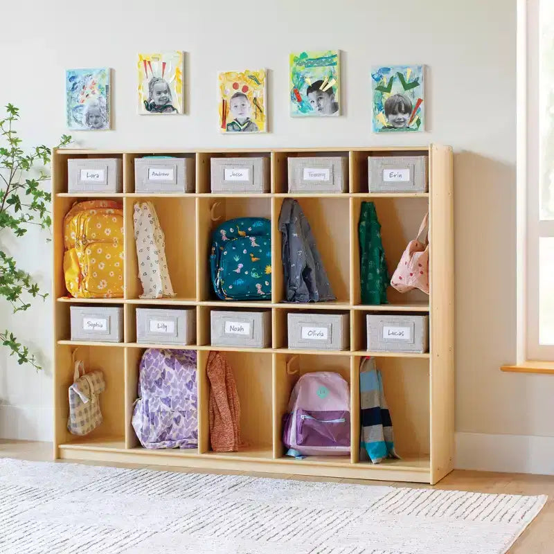 Range-chaussures en bois à 10 compartiments Guidecraft EdQ pour salle de classe, organisateur de casiers en bois naturel pour enfants avec étagères et crochets pour manteaux