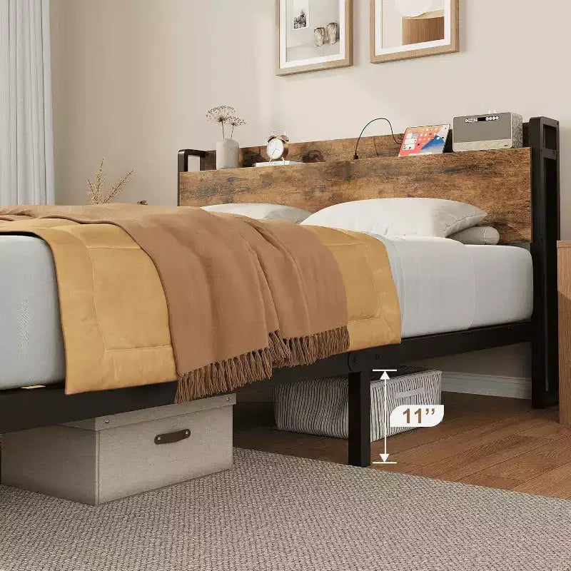 Cadre de lit plateforme King Size Acekool avec rangement, station de charge USB, cadre en métal industriel, tête de lit en bois, pas besoin de sommier tapissier