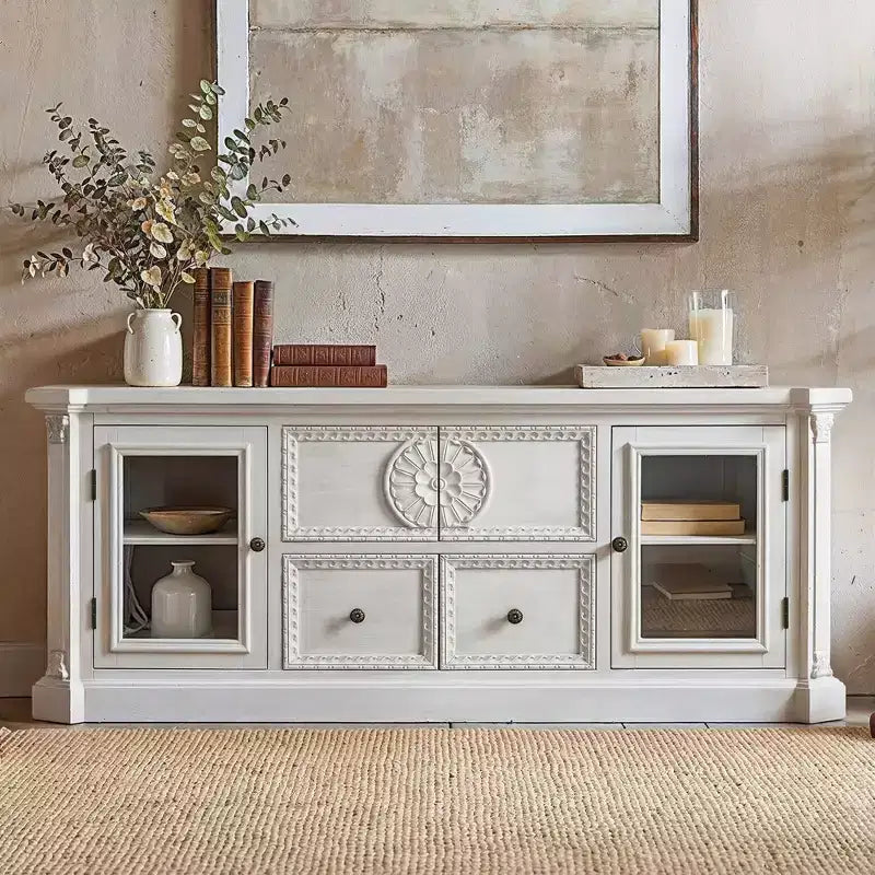 Meuble TV Homsee en bois massif blanc pré-assemblé : Détails sculptés vintage + Rangement prêt à l'emploi – Console média ornée pour salons