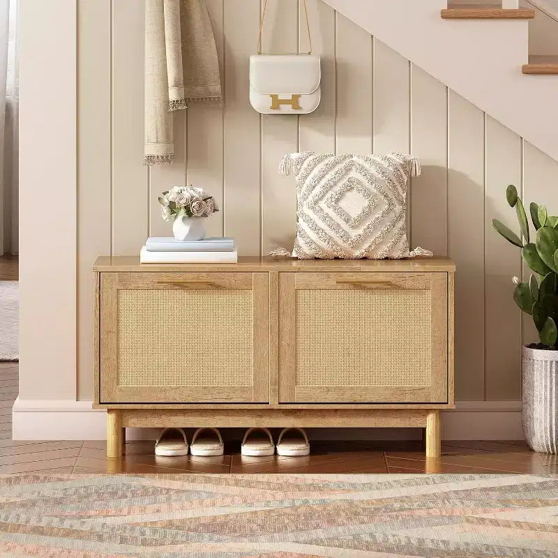 Banc de rangement pour chaussures ACOINEL pour entrée, banc à chaussures étroit aspect rotin avec tiroirs basculants et portes en rotin, organisateur de chaussures en bois naturel