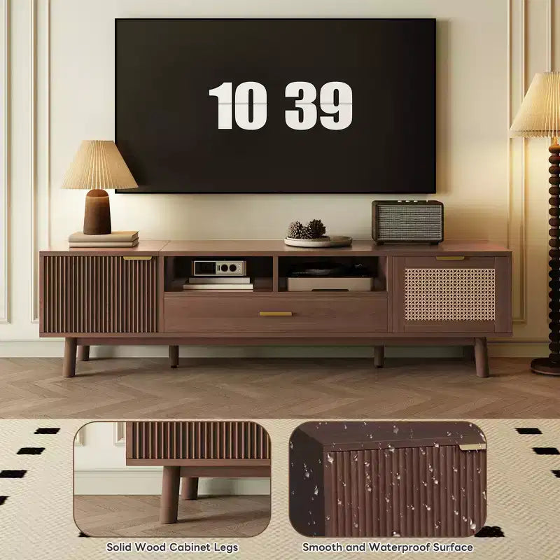 Meuble TV GDFStudio Gael en bois avec armoire à porte abattante en rotin et porte à motifs linéaires