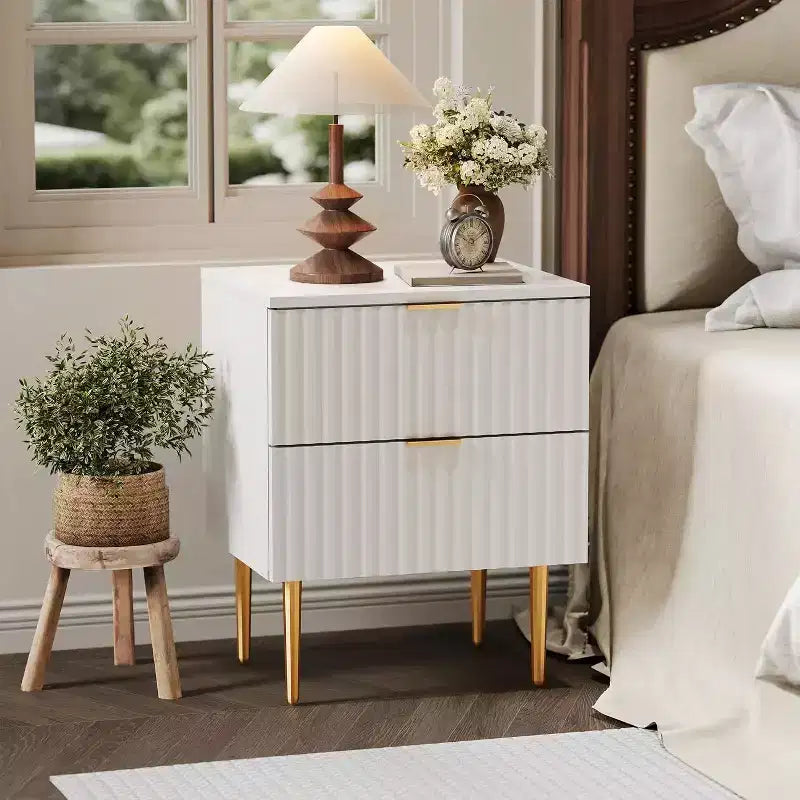 Table de chevet cannelée DobleePy avec 2 tiroirs de rangement, table de chevet moderne à base dorée pour chambre à coucher et appartement