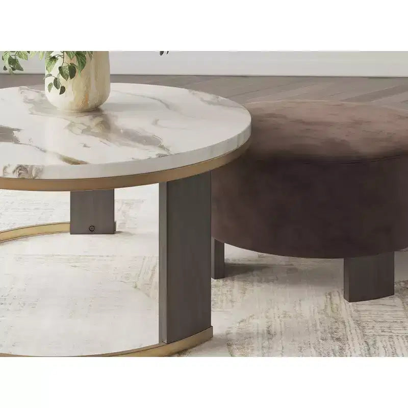 Table basse gigogne et ottoman Jazmore de Signature Design by Ashley, dessus en similicuir marbre avec cadre en laiton