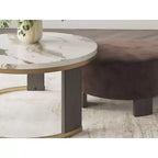 Table basse gigogne et ottoman Jazmore de Signature Design by Ashley, dessus en similicuir marbre avec cadre en laiton