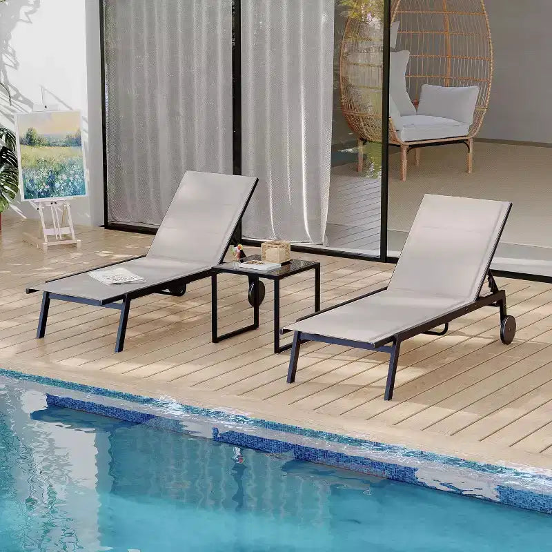Chaises longues de patio en textile avec table d'appoint, chaises longues de piscine à dossier réglable sur 5 niveaux sur roulettes, pour piscine extérieure, cour, pelouse, plage