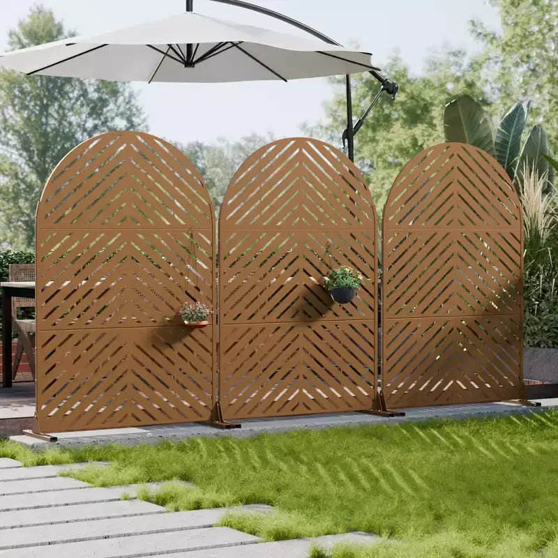 Dovelina 72H x 47W - Panneaux de clôture autoportants en métal cintré pour l'intimité, couleur marron, pour jardin, patio, terrasse