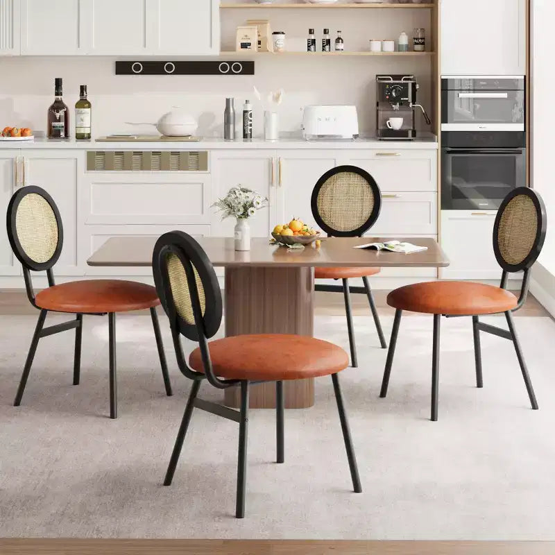 Lot de 4 chaises de salle à manger en rotin. Chaises de cuisine modernes rembourrées avec coussins épais et pieds en métal. Idéales pour les petits espaces.