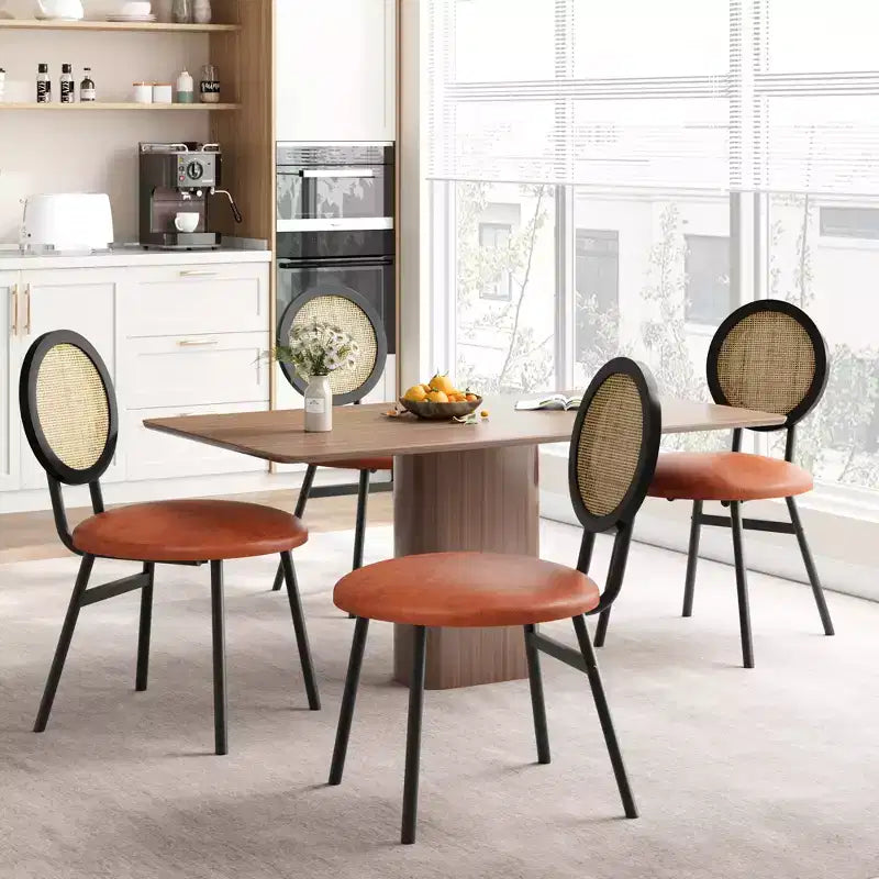 Lot de 4 chaises de salle à manger en rotin. Chaises de cuisine modernes rembourrées avec coussins épais et pieds en métal. Idéales pour les petits espaces.