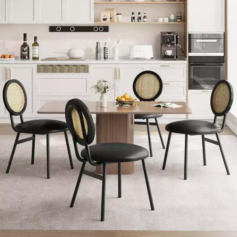 Lot de 4 chaises de salle à manger en rotin. Chaises de cuisine modernes rembourrées avec coussins épais et pieds en métal. Idéales pour les petits espaces.
