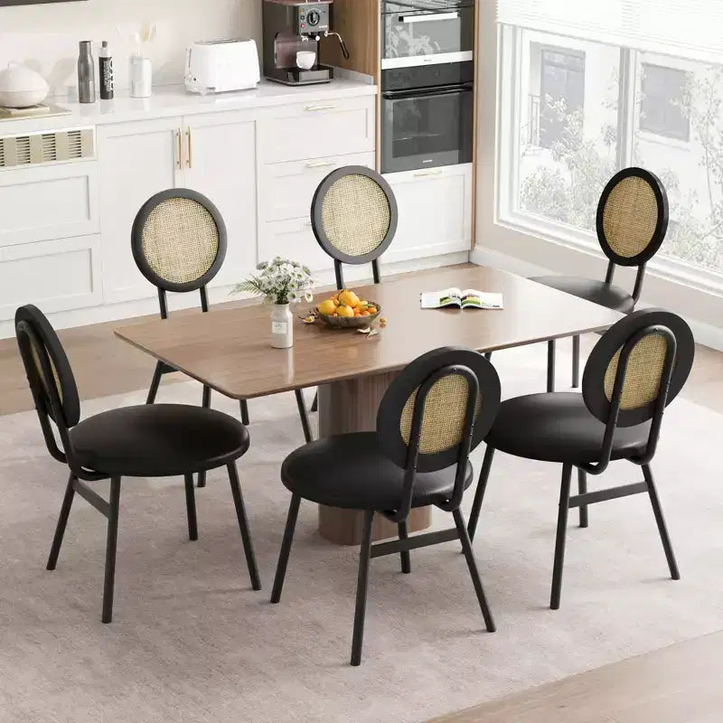 Lot de 4 chaises de salle à manger en rotin. Chaises de cuisine modernes rembourrées avec coussins épais et pieds en métal. Idéales pour les petits espaces.