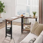 Table d'appoint de canapé rotative à 360° avec 2 étagères de rangement et station de charge, bureau roulant pivotant avec cadre métallique et roulettes