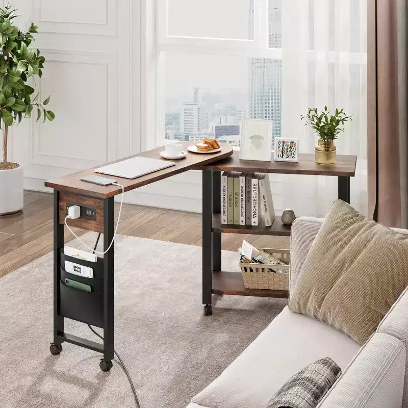 Table d'appoint de canapé rotative à 360° avec 2 étagères de rangement et station de charge, bureau roulant pivotant avec cadre métallique et roulettes