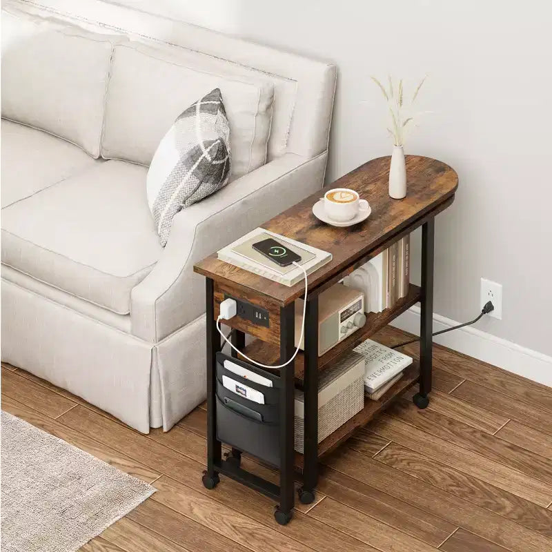 Table d'appoint de canapé rotative à 360° avec 2 étagères de rangement et station de charge, bureau roulant pivotant avec cadre métallique et roulettes