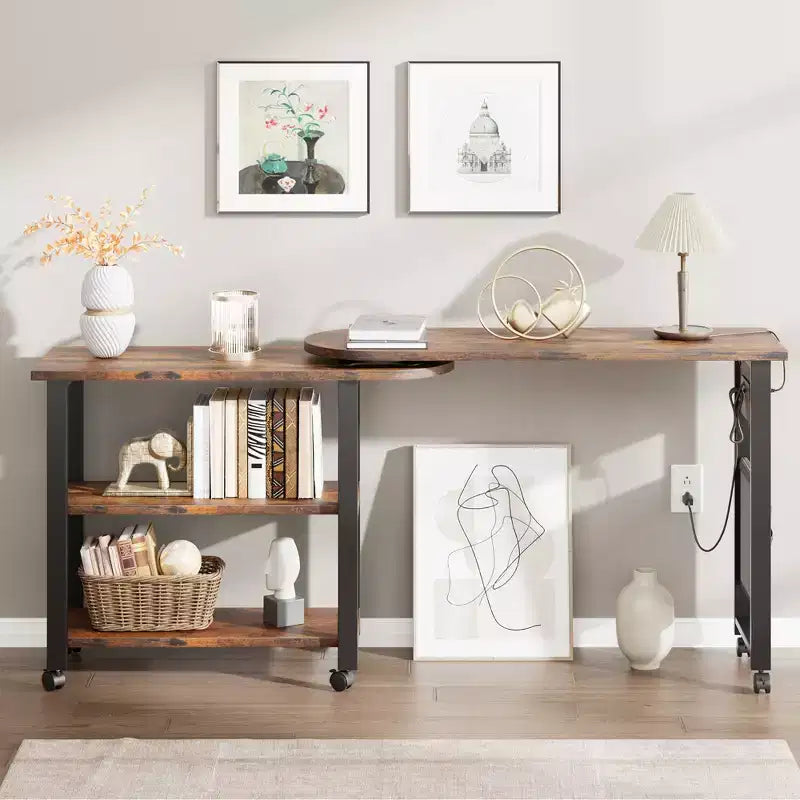 Table d'appoint de canapé rotative à 360° avec 2 étagères de rangement et station de charge, bureau roulant pivotant avec cadre métallique et roulettes
