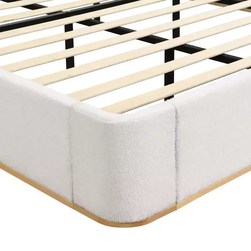 Lit plateforme moderne Whisen King avec tête de lit double oreiller, rembourré, tissu bouclé doux, design latéral ailé, lattes en bois massif
