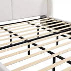 Lit plateforme moderne Whisen King avec tête de lit double oreiller, rembourré, tissu bouclé doux, design latéral ailé, lattes en bois massif