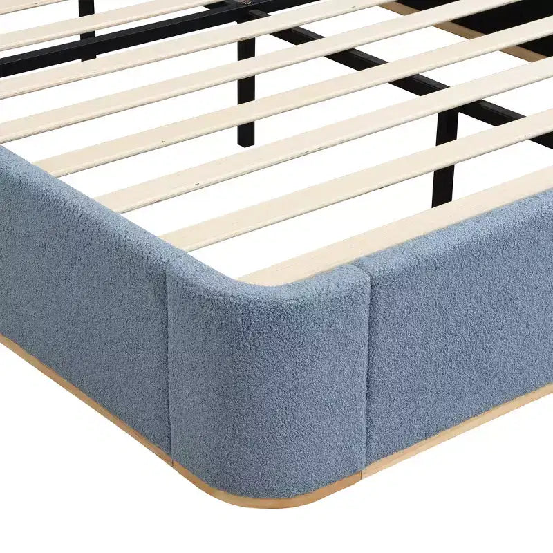 Lit plateforme moderne Whisen King avec tête de lit double oreiller, rembourré, tissu bouclé doux, design latéral ailé, lattes en bois massif