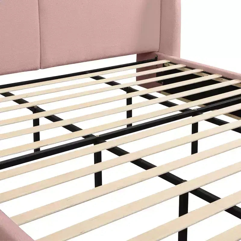 Lit plateforme moderne Whisen King avec tête de lit double oreiller, rembourré, tissu bouclé doux, design latéral ailé, lattes en bois massif