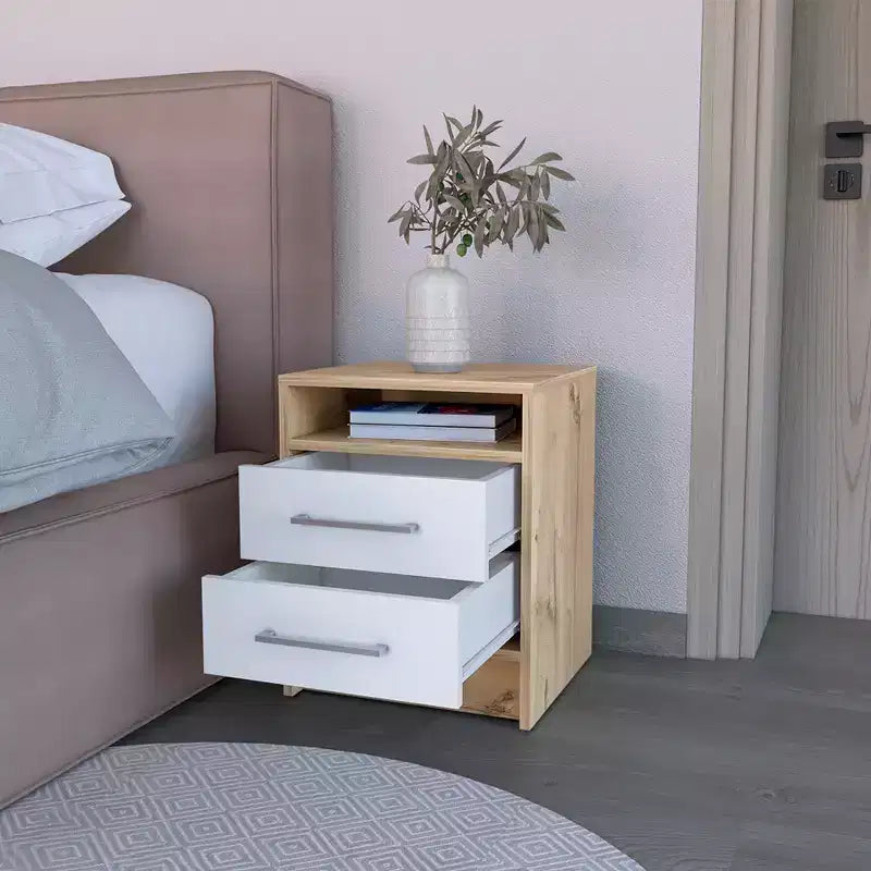 Cette table de chevet Cartiz à deux tiroirs, finition blanc/chêne clair, allie un style contemporain à des solutions de rangement intelligentes, créant ainsi un gain de place.