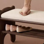 Banc GDFStudio Sue moderne en similicuir et hévéa avec porte-chaussures