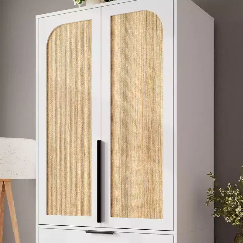 Armoire-penderie haute en bois de 176,5 cm avec 2 portes en rotin, 3 tiroirs et une tringle. Grande armoire de rangement autoportante pour vêtements de chambre.