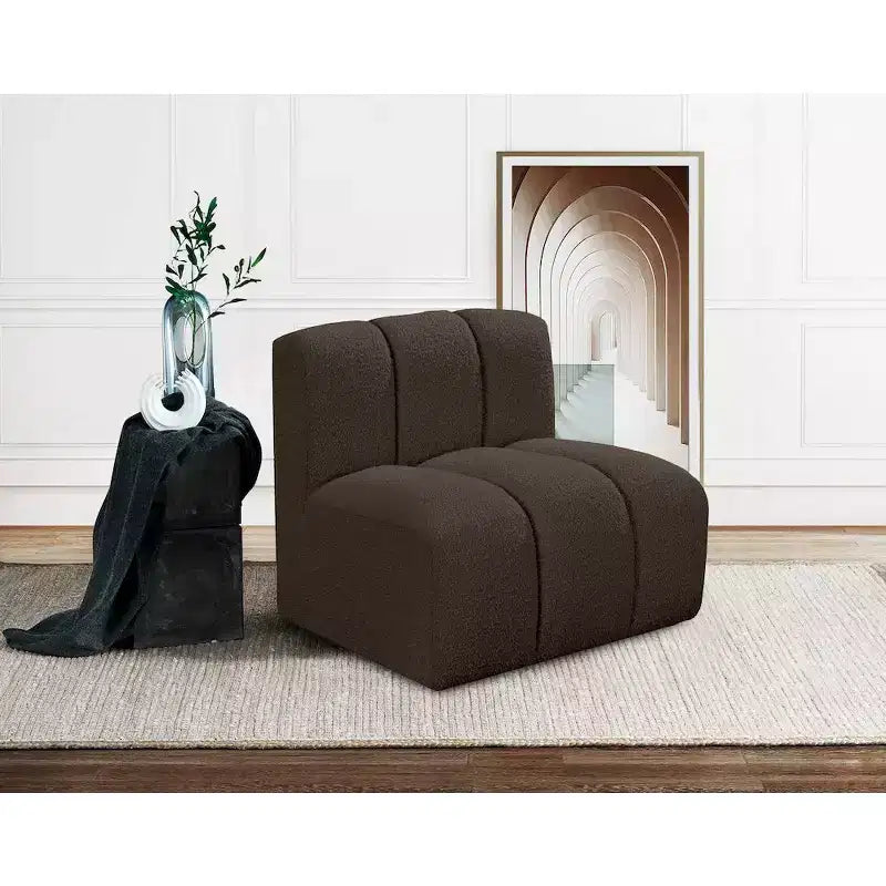 Chaise droite en tissu bouclé Arc Meridian Furniture