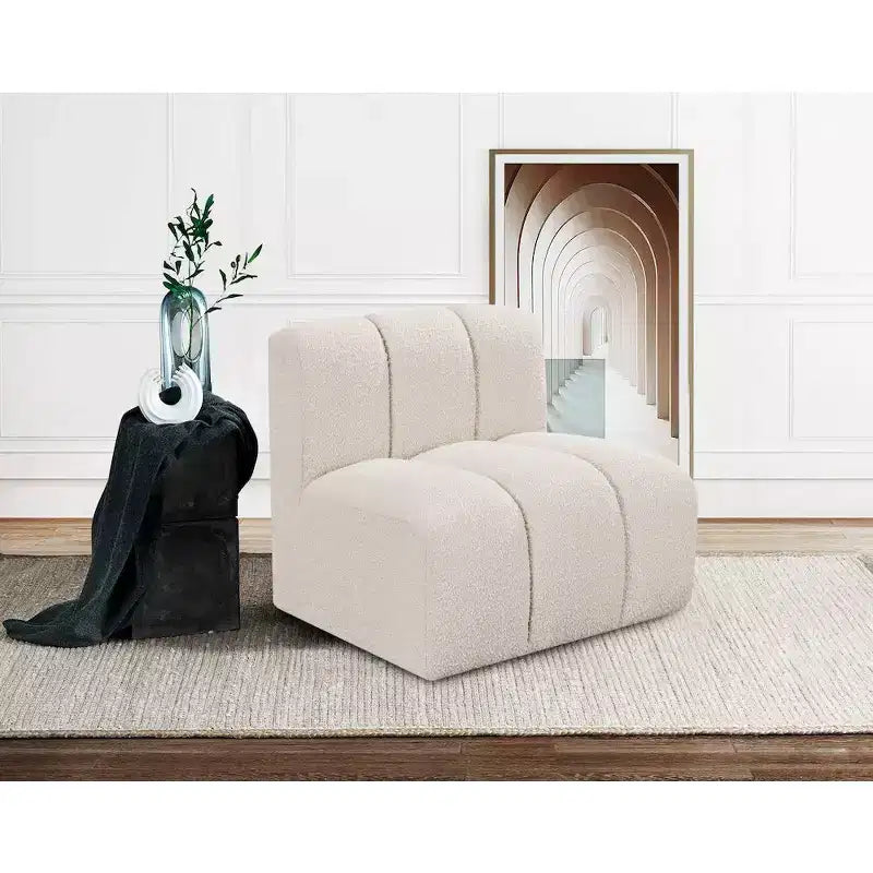 Chaise droite en tissu bouclé Arc Meridian Furniture