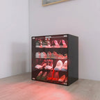 Meuble à chaussures noir à 4 niveaux avec porte vitrée et étagères en verre, meuble de présentation de chaussures avec lumière LED et contrôle Bluetooth