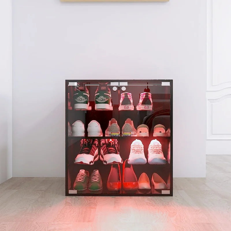 Meuble à chaussures noir à 4 niveaux avec porte vitrée et étagères en verre, meuble de présentation de chaussures avec lumière LED et contrôle Bluetooth