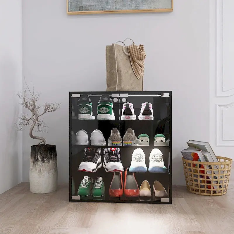 Meuble à chaussures noir à 4 niveaux avec porte vitrée et étagères en verre, meuble de présentation de chaussures avec lumière LED et contrôle Bluetooth