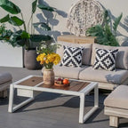 Salon de jardin moderne avec table basse et seau à glace