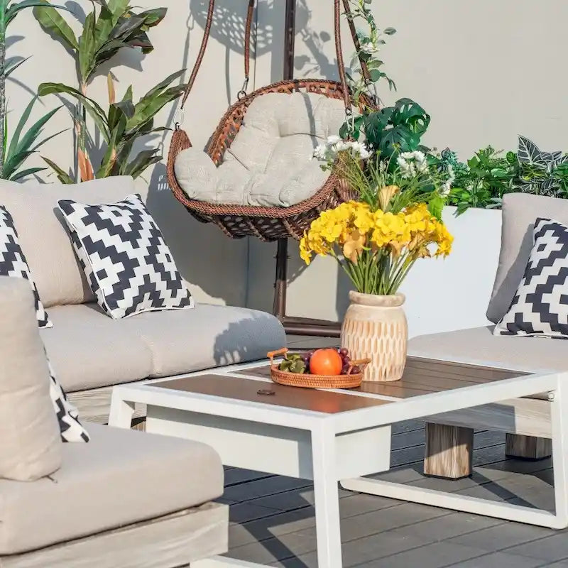 Salon de jardin moderne avec table basse et seau à glace