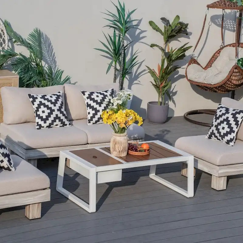 Salon de jardin moderne avec table basse et seau à glace