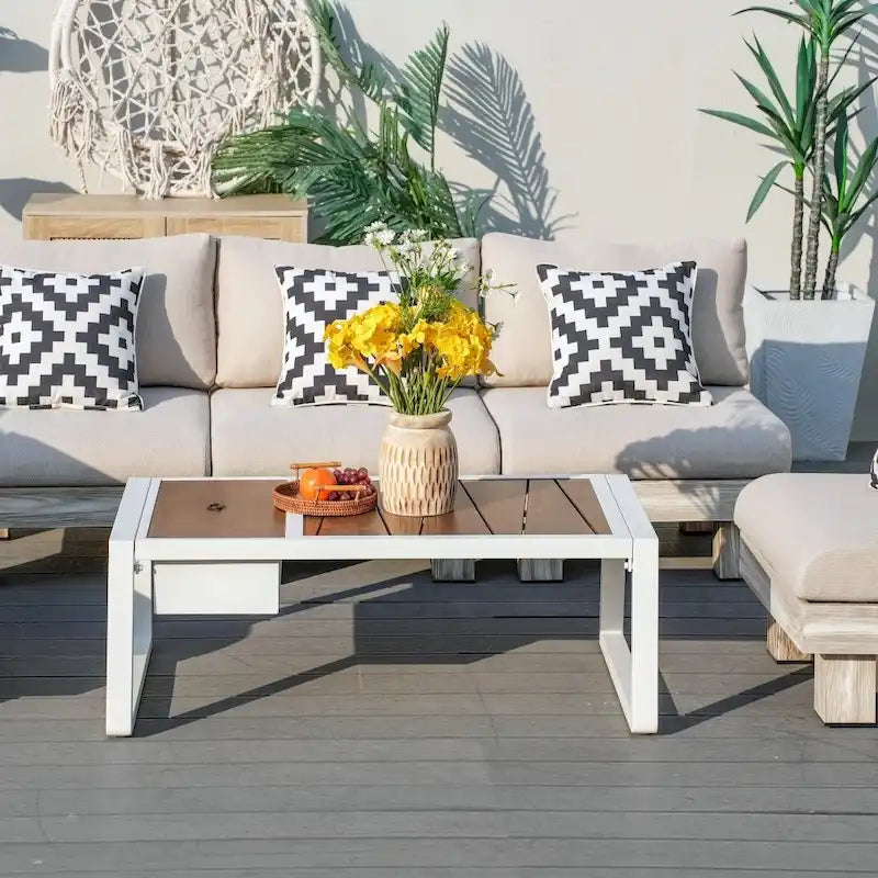 Salon de jardin moderne avec table basse et seau à glace