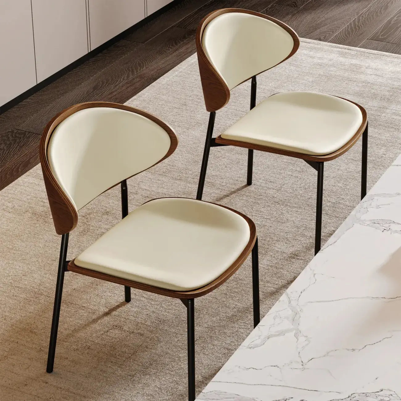 Chaise de salle à manger à dossier incurvé en cuir noir