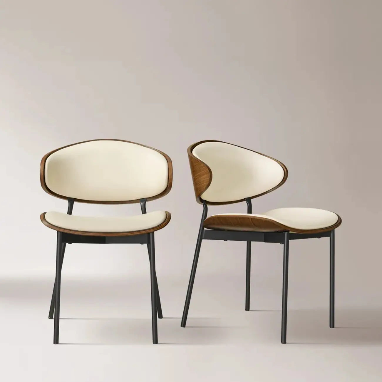 Chaise de salle à manger à dossier incurvé en cuir noir