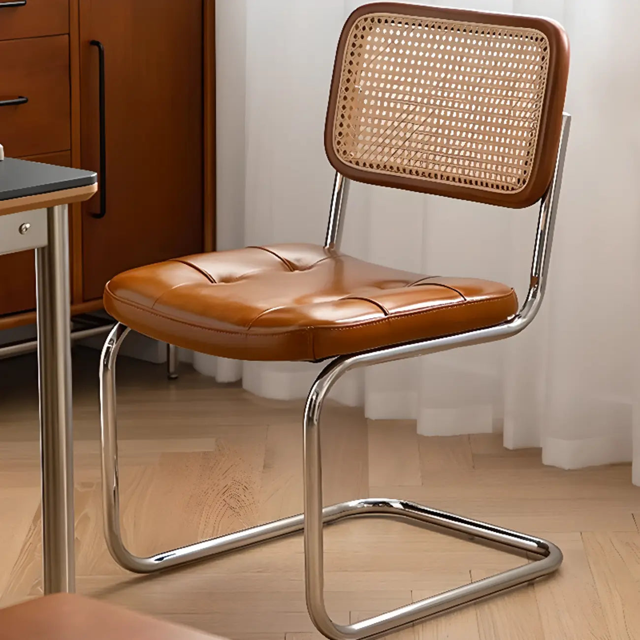 Chaise de salle à manger moderne en similicuir marron avec dossier tissé et piètement cantilever
