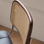 Chaise de salle à manger moderne en similicuir marron avec dossier tissé et piètement cantilever