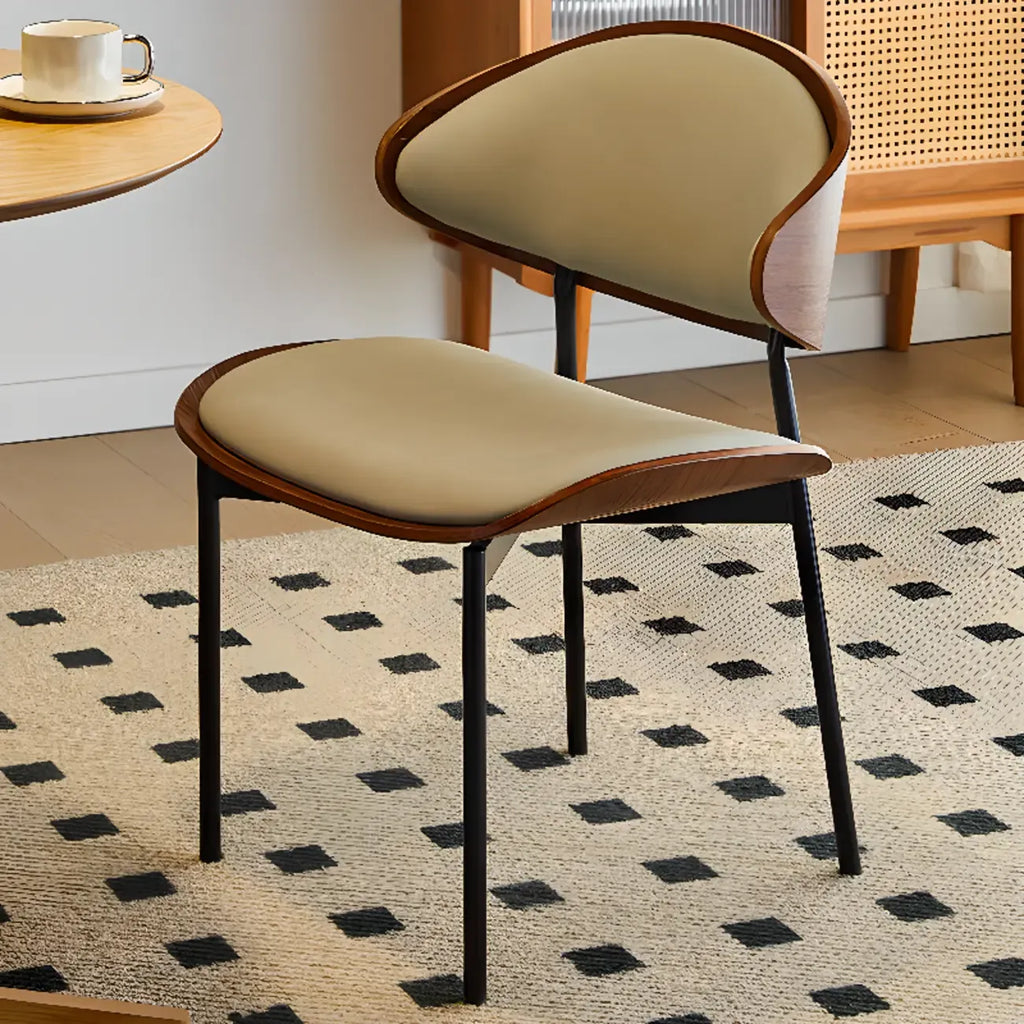 Chaise de salle à manger à dossier incurvé en cuir noir