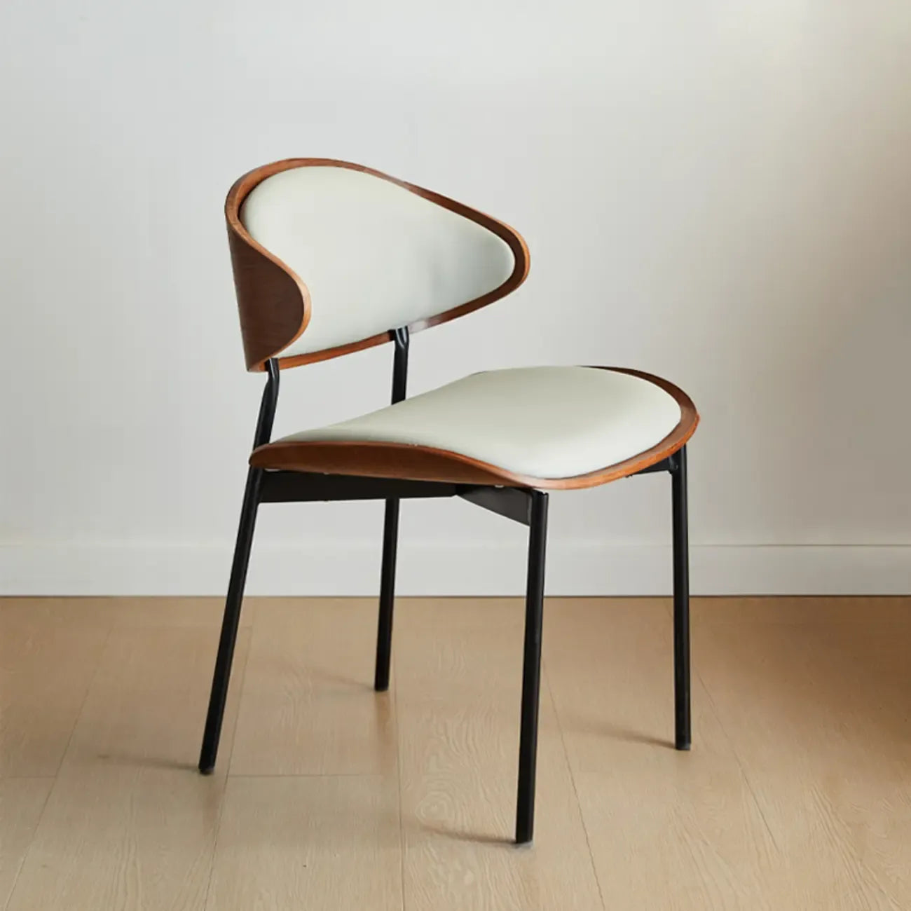 Chaise de salle à manger à dossier incurvé en cuir noir