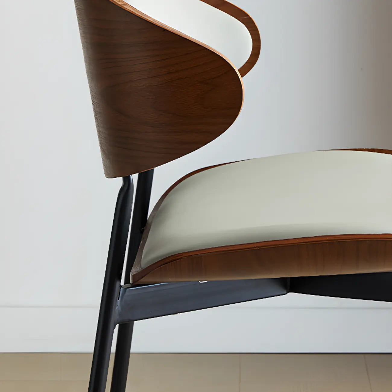 Chaise de salle à manger à dossier incurvé en cuir noir