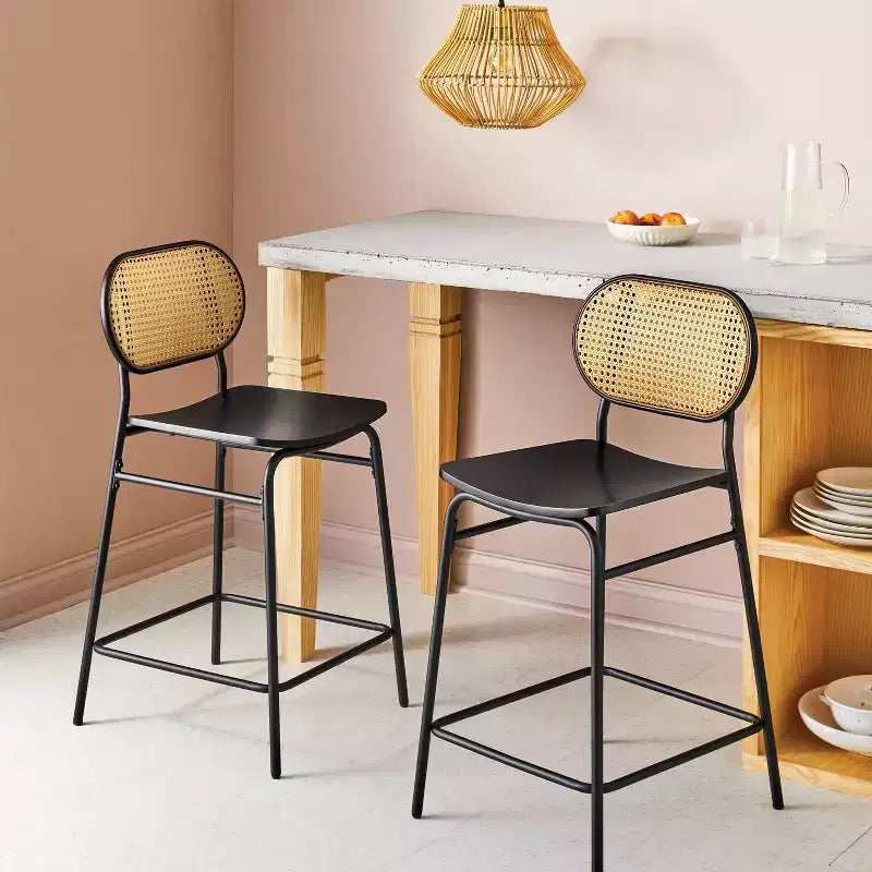 Lot de 2 tabourets de bar à hauteur de comptoir en métal avec dossier en osier de 61 cm (24 po) et repose-pieds noirs - Room EssentialsMC